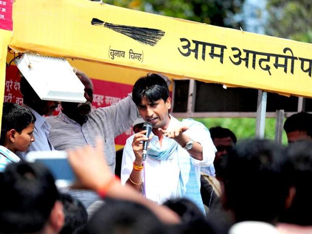 Aam Admi Party (AAP) candidate Kumar Vishwas addresses villagers during a campaign rally in Amethi (AFP Photo)