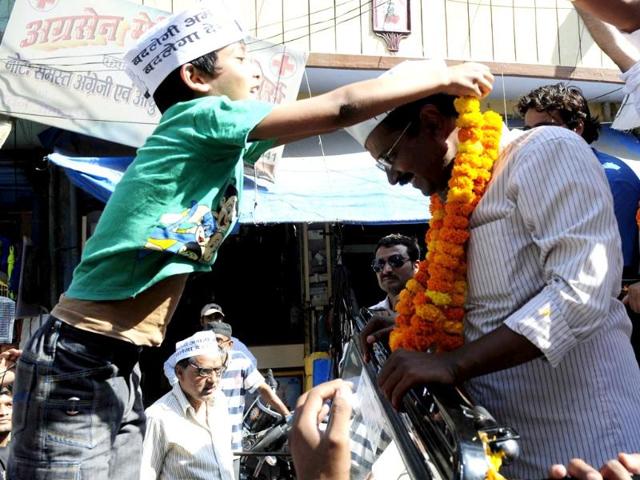 AAP chief Arvind Kejriwal campaigns for Kumar Vishwas in Amethi, who has been pitted against incumbent MP and Congress vice-president Rahul Gandhi in Lok Sabha polls. (HT photo/Deepak Gupta)