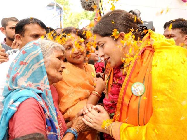 BJP's Amethi candidate, Smriti Irani interacts with an elderly lady during her visit to Amethi (Ashok Dutta/HT Photo)