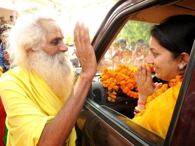BJP's candidate for Lok Sabha elections from Amethi Smriti Irani interacts with people during her visit there (Ashok Dutta/HT Photo)