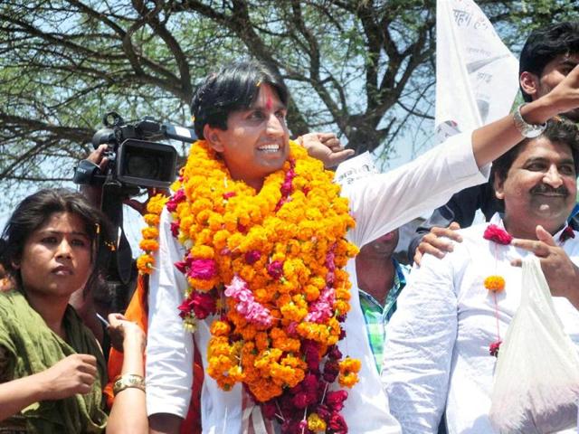 AAP candidate from Amethi Kumar Vishwas waves to supporters during his road show at Gauriganj in Amethi (PTI Photo)