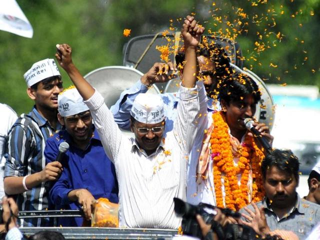 Kejriwal campaigned for Kumar Vishwas in Congress turf Amethi. Rahul Gandhi is the sitting MP and had won the Amethi seat in 2004 too. (HT photo/Deepak Gupta)