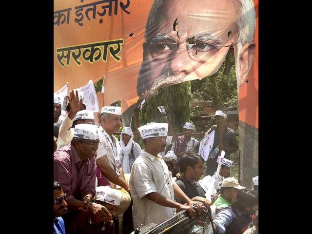 Aam Aadmi Party chief Arvind Kejriwal addresses supporters as he heads to the district collectors office to file his nomination papers for LS polls in Varanasi. (HT photo/Arun Sharma)