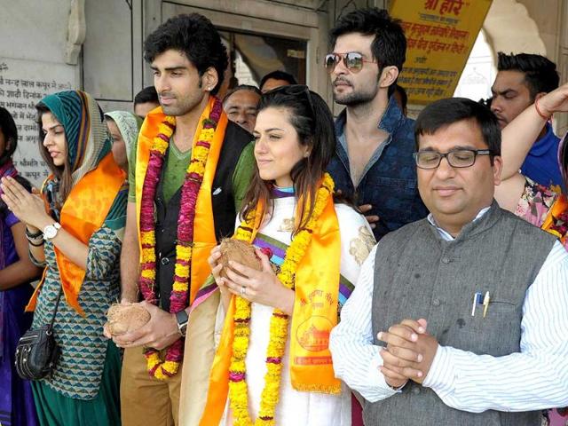 TV actors Akshay Dogra, Ridhi Dogra Vashisth, Raqesh Vashisth, BJP Yuva Morcha Punjab president Mohit Gupta and daughter of BJP leader and candidate from Amritsar Arun Jaitley, Sonali Jaitley in Amritsar. (AFP photo)