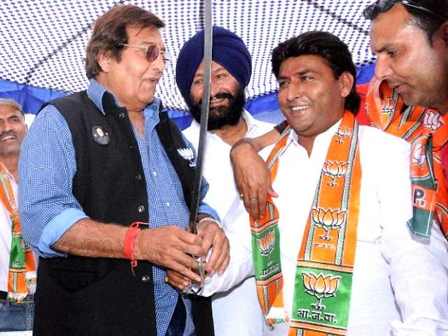 Bollywood actor and BJP Lok Sabha candidate from Gurdaspur Vinod Khana during an election campaign in Pathankot. (PTI photo)