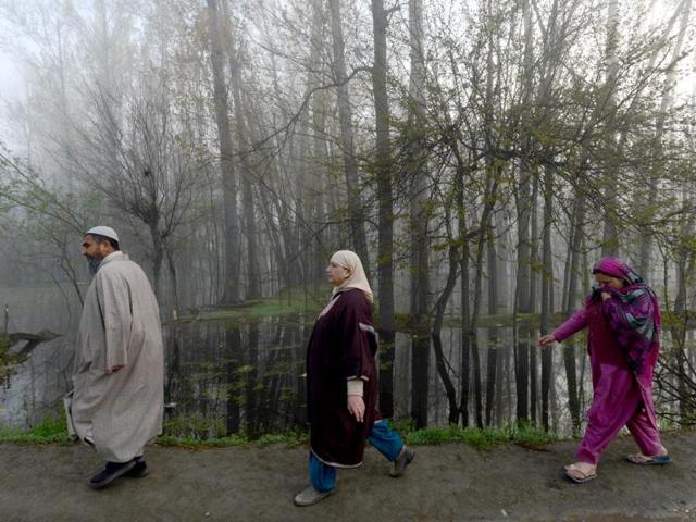 Voters go to cast their ballot at a local polling station during the early morning at Sangam, some 42kms south of Srinagar. (AFP photo)