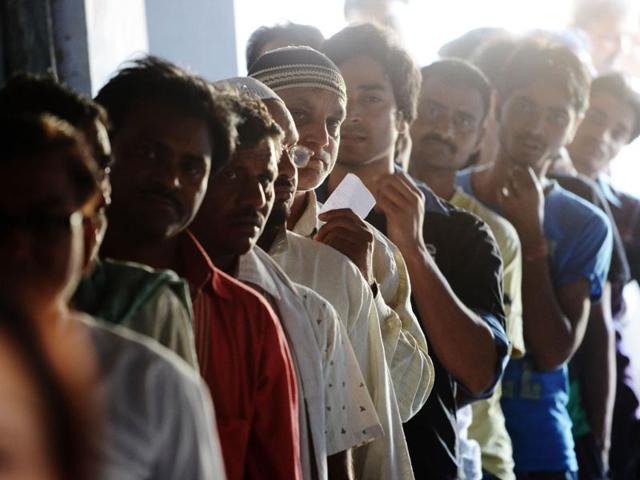 Voters, mostly belonging to the Muslim community in Mathura, Uttar Pradesh, line up to vote at a local polling station. (AFP photo)