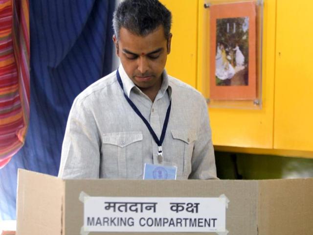 Congress candidate from South Mumbai Milind Deora cast his vote at a polling booth for Lok Sabha polls in Mumbai. (Kunal Patil/HT Photo)