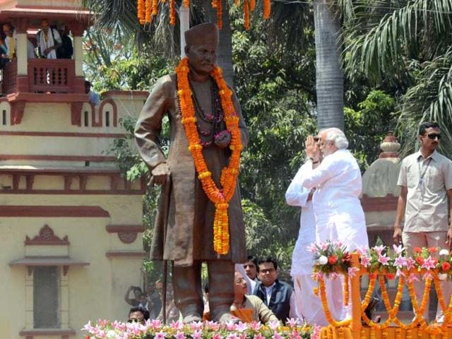 BJP PM candidate Narendra Modi prays in front of a statue of former politician Madan Mohan Malviya during a rally in Varanasi. (AFP photo)