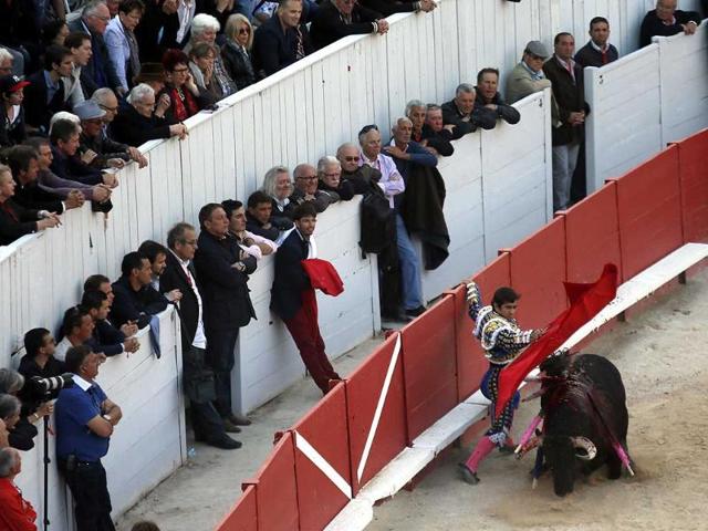 Mexican bullfighter Joselito Adame performs a pass to a bull in the arena during the traditional Easter Feria in Arles, Southern France (Reuters Photo)