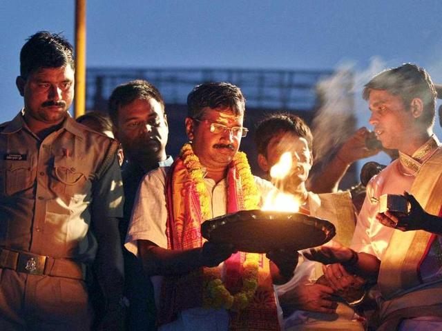 Aam Aadmi Party chief Arvind Kejriwal during election campaign at the banks of River Ganga at Dasaswamedh ghat in Varanasi. (HT photo/Arun Sharma)