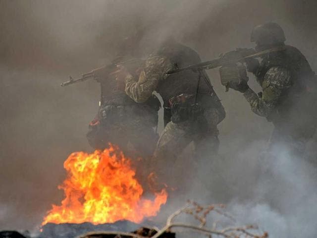 Ukrainian special forces take position at an abandoned roadblock in the eastern Ukrainian city of Slavyansk. (AFP photo)