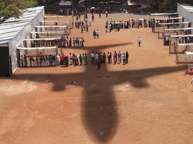 People queue to cast their vote at a polling station for Lok Sabha polls at Ghatkopar in Mumbai. (HT photo/Vijayanand Gupta)