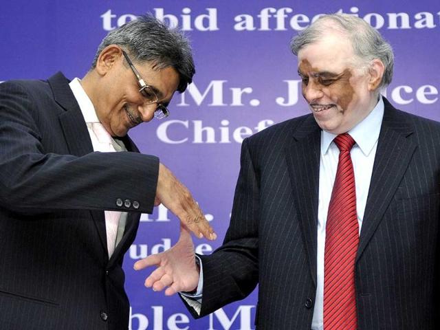 Designate CJI RM Lodha shakes hand with CJI P Sathasivam during Supreme Court Bar Association to bid farewell to CJI and Justice Gyan Sudha Misra in New Delhi. (HT photo/Sonu Mehta)