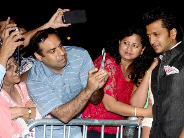 Riteish Deshmukh poses for fans at IIFA Awards. (AFP)