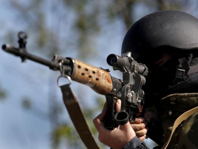 A-Ukrainian-government-soldier-aims-his-weapon-as-he-guards-a-checkpoint-near-the-village-of-Dolina-eastern-Ukraine-AP-photo A-Ukrainian-government-soldier-aims-his-weapon-as-he-guards-a-checkpoint-near-the-village-of-Dolina-eastern-Ukraine-AP-photo