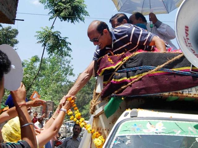 Bollywood actor Akshaye Khanna campaigns for his father Vinod Khanna, the BJP LS candidate from Gurdaspur at Batala. (HT photo/Sameer Sehgal)