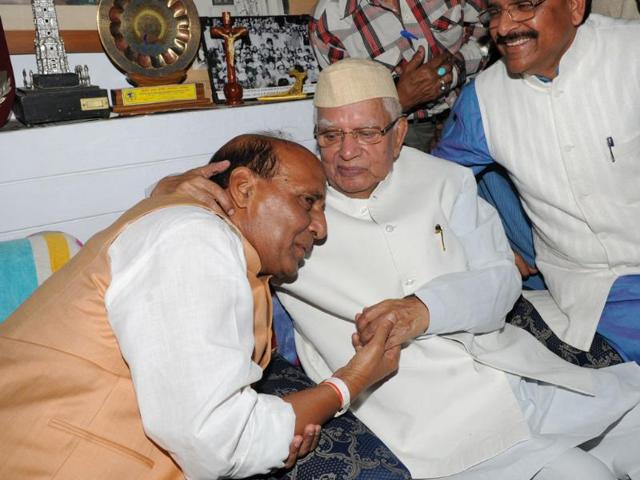 BJP president and Lucknow LS candidate Rajnath Singh seeks the blessings of former UP ND Tiwari in Lucknow. (HT Photo/Ashok Dutta)