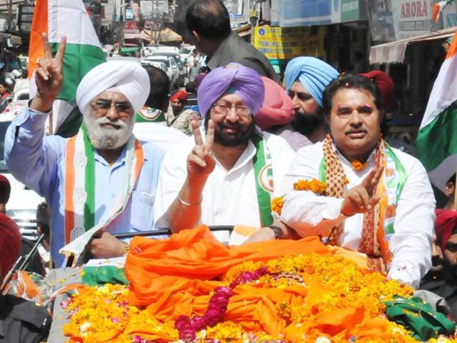 Captain Amrinder Singh along with Surjit Singh Kohli, prime minister Manmohan Singh's step-brother during election campaign road show in Amritsar.(HT Photo/Sameer Sehgal)