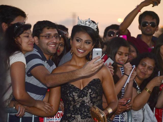 Miss America Nina Davuluri poses with fans on the green carpet at the Mid Florida Credit Union Amphitheater ahead of the IIFA Magic of the Movies show in Tampa. (AFP photo)