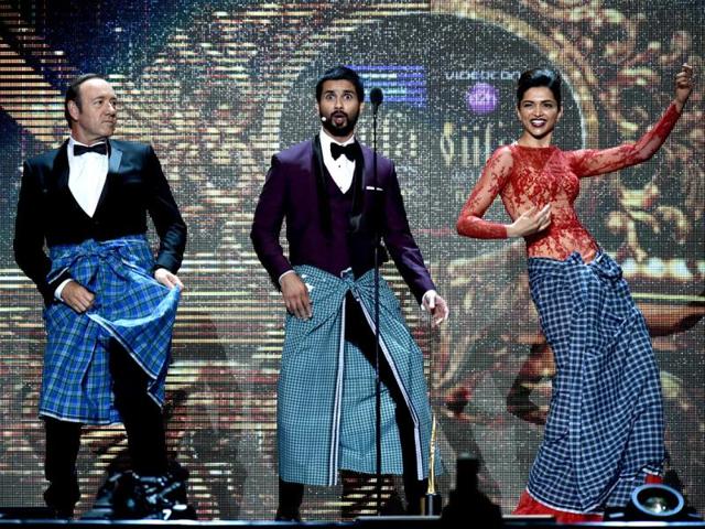 Bollywood actors Deepika Padukone and Shahid Kapoor shake a leg with Hollywood actor Kevin Spacey.