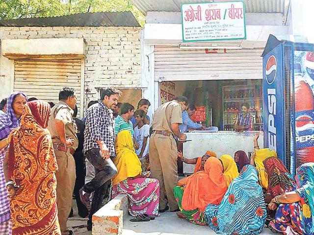 Women-protest-outside-a-wine-shop-in-Jaipur-HT-Photo