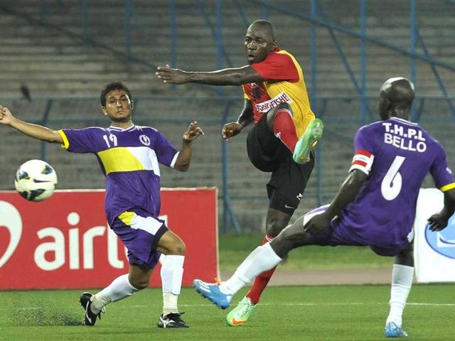 Edeh Chidi (C) of East Bengal is trying to beat United Sports Club defender Bivas Sarkar (L) Belo Rasaq (R) during their I League match at Yubabharati Krirangan in Kolkata India. (Subhendu Ghosh /HT Photo)