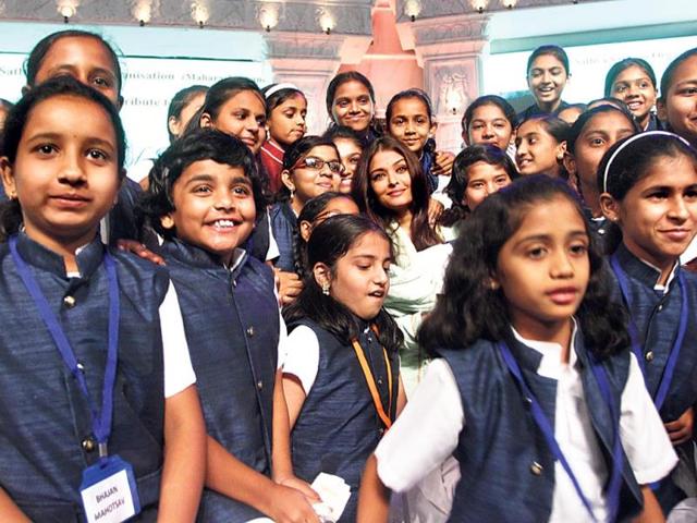 Aishwarya Rai Bachchan poses with kids.