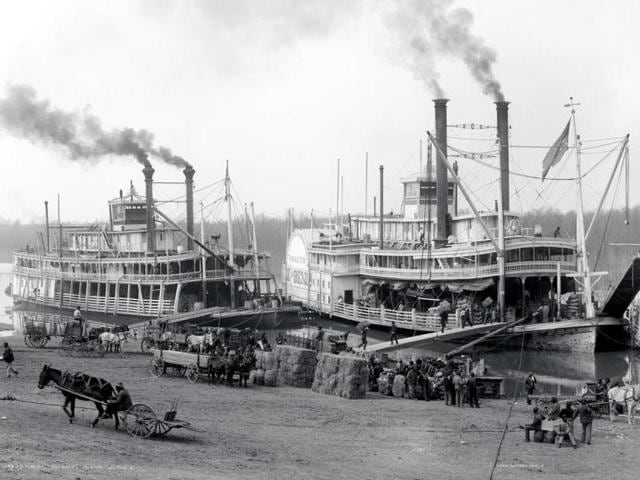 Anonymous: A Mississippi landing, Vicksburg, glass negative, 1900–1906.