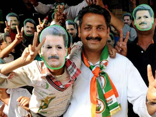 Sangrur Congress candidate Vijay Inder Singla (R) during campaigning at Malerkotla. (HT photo/Bharat Bhushan)
