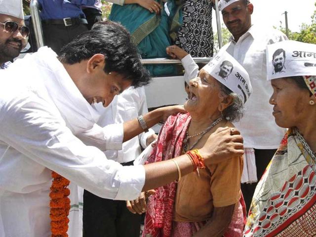 Aam Aadmi Party candidate Kumar Vishwas goes on a campaign trail through villages across the Amethi consitituency. (Virendra Singh Gosain/HT Photo)