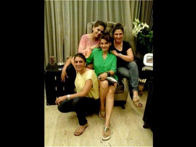 The Mast Mast girl Raveena Tandon posted a pic on Twitter with her BFF's a couple of days back.