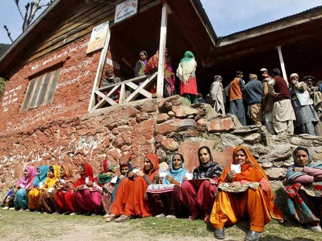 Kashmiri women voters wait to cast their votes at a polling station in Kangan, east of Srinagar. (Reuters photo)