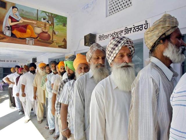 Voters line up to cast their votes outside a polling station during the seventh phase of Lok Sabha elections at Rasan Hedi village in Punjab. (Reuters photo)
