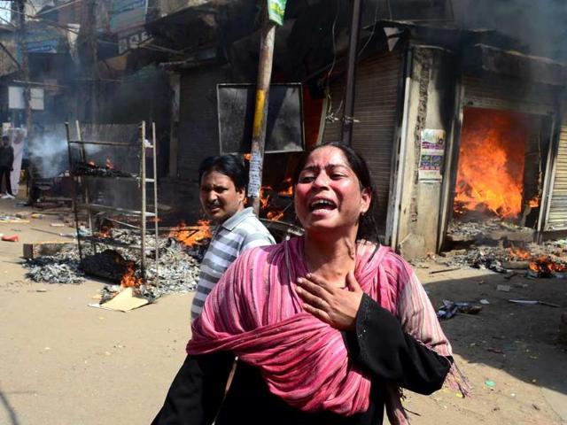 Market set on fire after a clash between two groups over possession of a piece of land in chowk, in Allahabad (Sheeraz Rizvi/HT Photo)