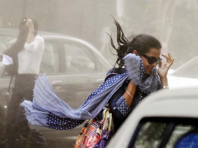 A woman braves a dust storm in New Delhi. (Sonu Mehta/HT Photo)