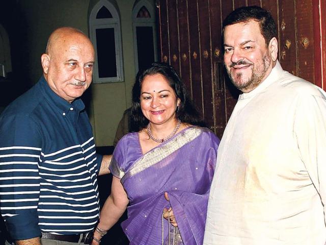 Anupam Kher, Nishi Mukesh and Nitin Mukesh smile for the shutterbugs.
