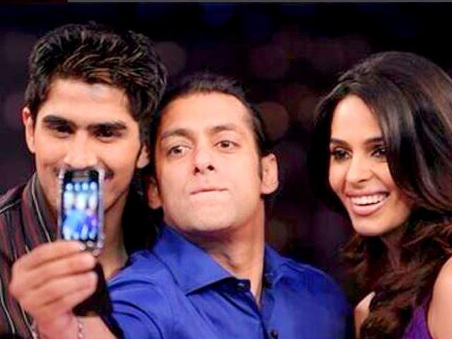 Mallika Sherawat clicks a selfie with Salman.