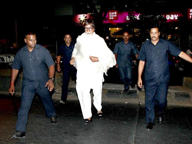To avoid getting late, the formidable actor simply got off his car and ran across the road with his entourage of bodyguards, who cleared the street to make way for the actor. (HT PHOTO)