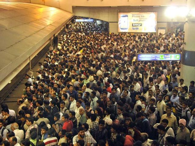 Stranded commuters at the Barakhamba Metro Station due to a technical snag in Delhi Metro's blue line. (Sunil Saxena/HT Photo)