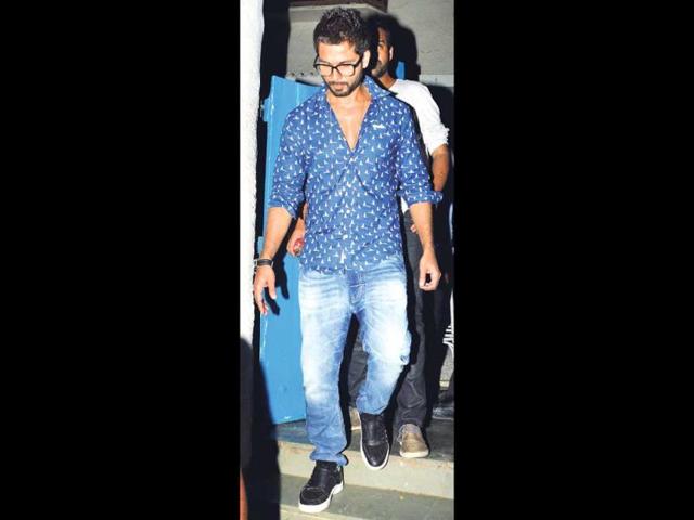 Shahid Kapoor pulls off the nerdy pair of big-framed glasses with ease. He was spotted at an eatery in the Mumbai. (HT PHOTO)