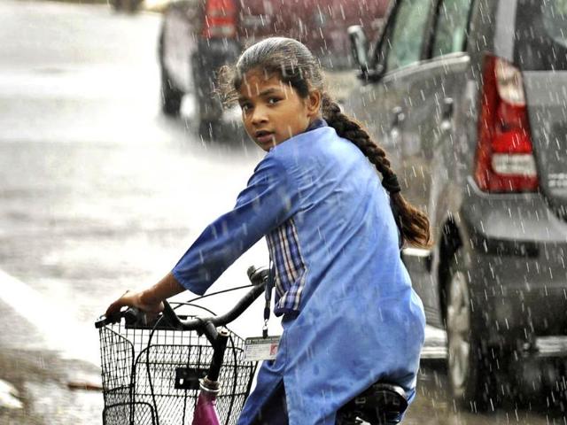 Brief spell of rains were witnessed by the people in the city, in Noida. (HT photo/Burhaan Kinu)
