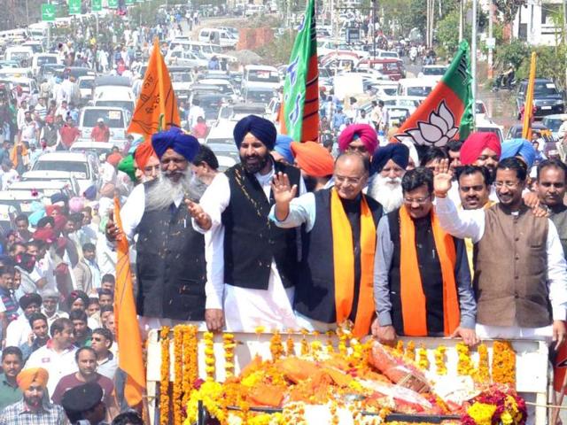 BJP candidate from Amritsar Arun Jaitley being greeted by BJP SAD workers upon his arrival for an election campaign in Amritsar. (HT Photo/Sameer Sehgal)