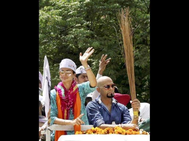 Raghu Ram was snapped wielding a broom as he campaigned for Gul Panag in Chandigarh. (HT Photo)
