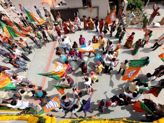 BJP headquarters drown in jubliant sounds and celebration as the party gets clear majority in Gujarat. ( Vijayanand Gupta/ HT Photo)