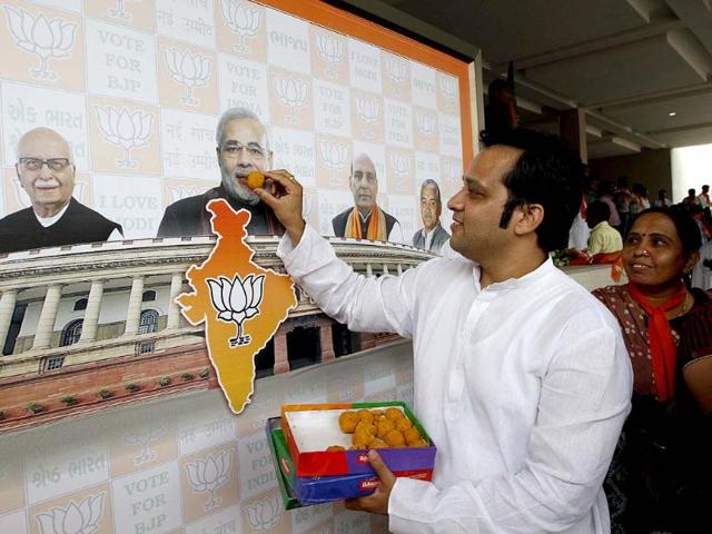 'Kuch meetha ho jaaye' as a man symbolically celebrates with Modi himself. (Arvind Yadav/ HT Photo)