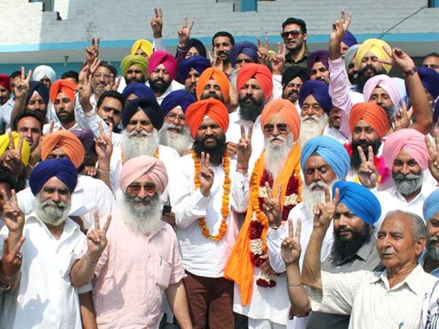 Ranjit Singh Brahmpura, SAD candiate from Khadoor Sahib, shows the victory sign after wining Lok Sabha election at Taran Tarn. (Sameer Sehgal/HT Photo)