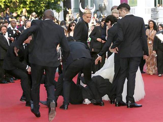 Man-dives-under-America-Ferrera-s-dress-on-Cannes-red-carpet-AP-Photo