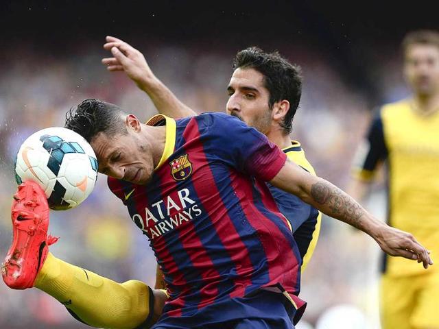 Barcelona's Brazilian defender Adriano (L) vies with Atletico Madrid's midfielder Raul Garcia during their La Liga match at the Camp Nou stadium in Barcelona. (AFP Photo) Barcelona's Brazilian defender Adriano (L) vies with Atletico Madrid's midfielder Raul Garcia during their La Liga match at the Camp Nou stadium in Barcelona. (AFP Photo)