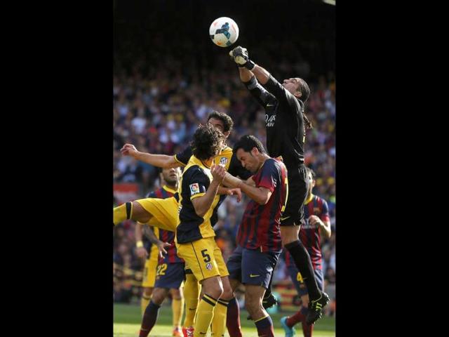 Barcelona goalkeeper Jose Manuel Pinto (R), punches the ball away during their La Liga match against Atletico Madrid at the Camp Nou stadium in Barcelona. (AP Photo) Barcelona goalkeeper Jose Manuel Pinto (R), punches the ball away during their La Liga match against Atletico Madrid at the Camp Nou stadium in Barcelona. (AP Photo)